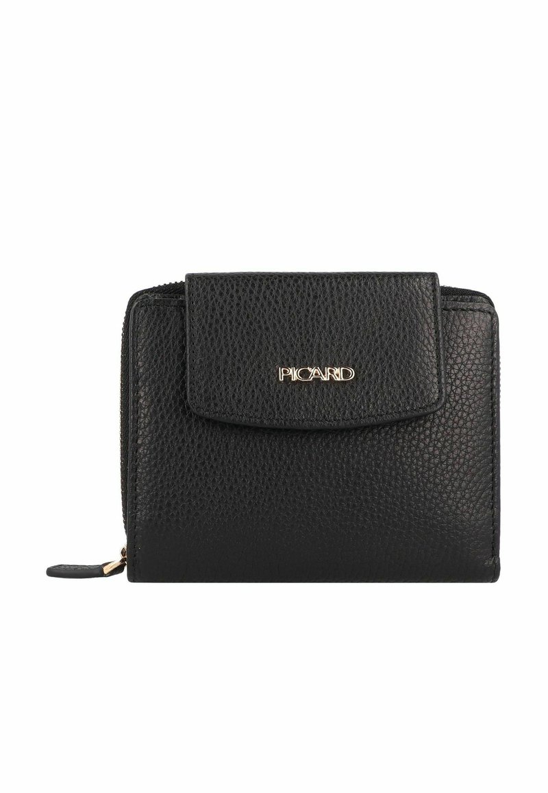 Billetera de cuero negro con un acabado texturizado, que cuenta con un cierre de solapa y un acento de logo dorado. Diseño compacto con un compartimento con cremallera.
