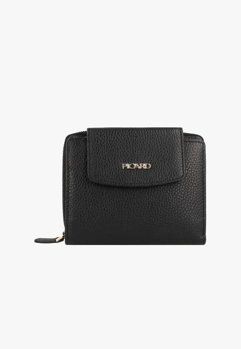 Billetera de cuero negro con un acabado texturizado, que cuenta con un cierre de solapa y un acento de logo dorado. Diseño compacto con un compartimento con cremallera.
