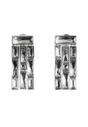 Orecchini in tono argento con numerosi cristalli trasparenti rettangolari e quadrati di diverse dimensioni e orientamenti, creando un design angolare.