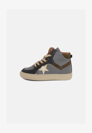 Υψηλό sneaker σε γκρι, μαύρο και καφέ με μπεζ κορδόνια, ένα μπεζ αστέρι στο πλάι και ελαφρώς μπεζ σόλα.
