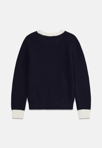 Pull en maille bleu marine avec une texture côtelée, dotée d'un col rond et de poignets blancs, et d'un dos sans coutures.