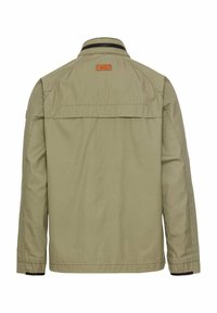 Veste vert olive avec un col, des manches longues et une poche horizontale dans le dos. Présente un patch en cuir près du col.