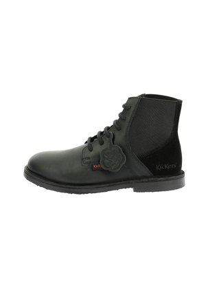 Bottines en cuir noir avec un laçage à l'avant, des panneaux latéraux élastiques et un dos texturé ; elles possèdent une petite étiquette avec logo et une semelle en caoutchouc.