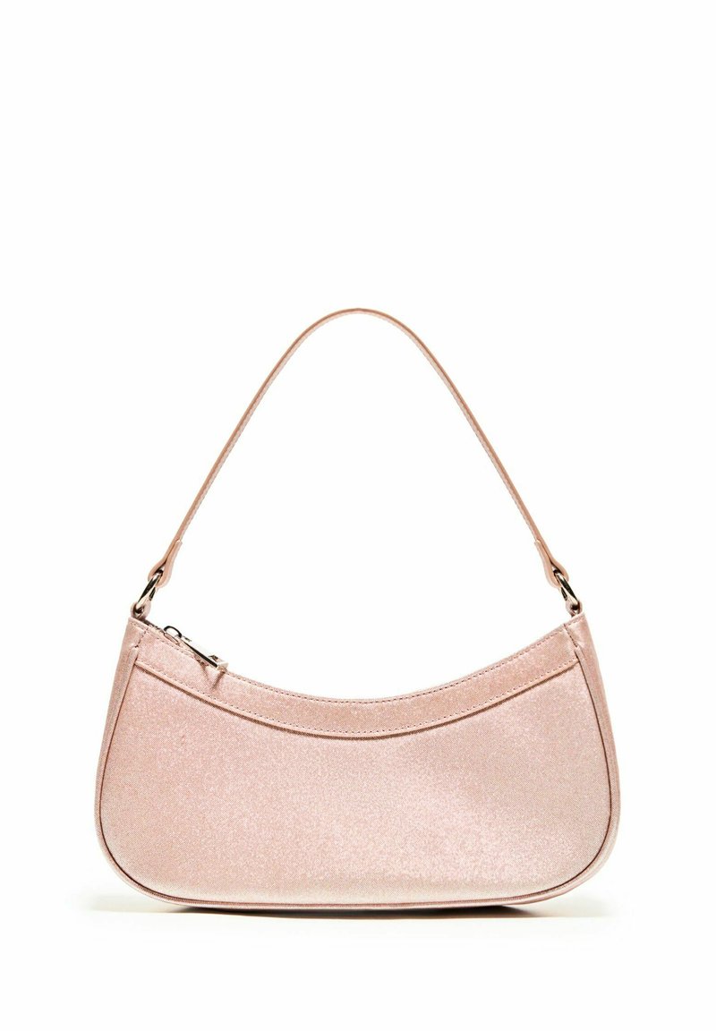 Skinnende lyserød skuldertaske med en buet form, glat tekstur og en enkelt rem. Har en lynlås lukning og et minimalistisk design.