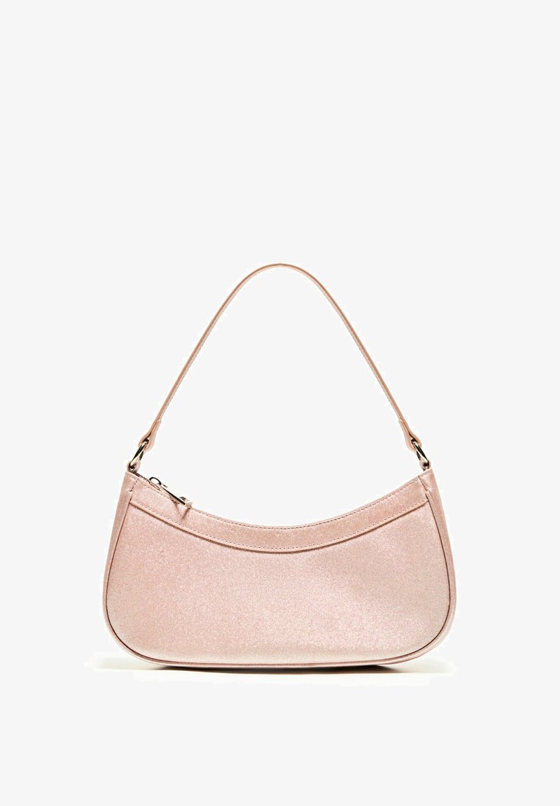 Skinnende lyserød skuldertaske med en buet form, glat tekstur og en enkelt rem. Har en lynlås lukning og et minimalistisk design.