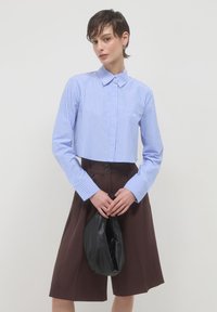 Calliope CROP A RIGHE - Camicia - var celeste