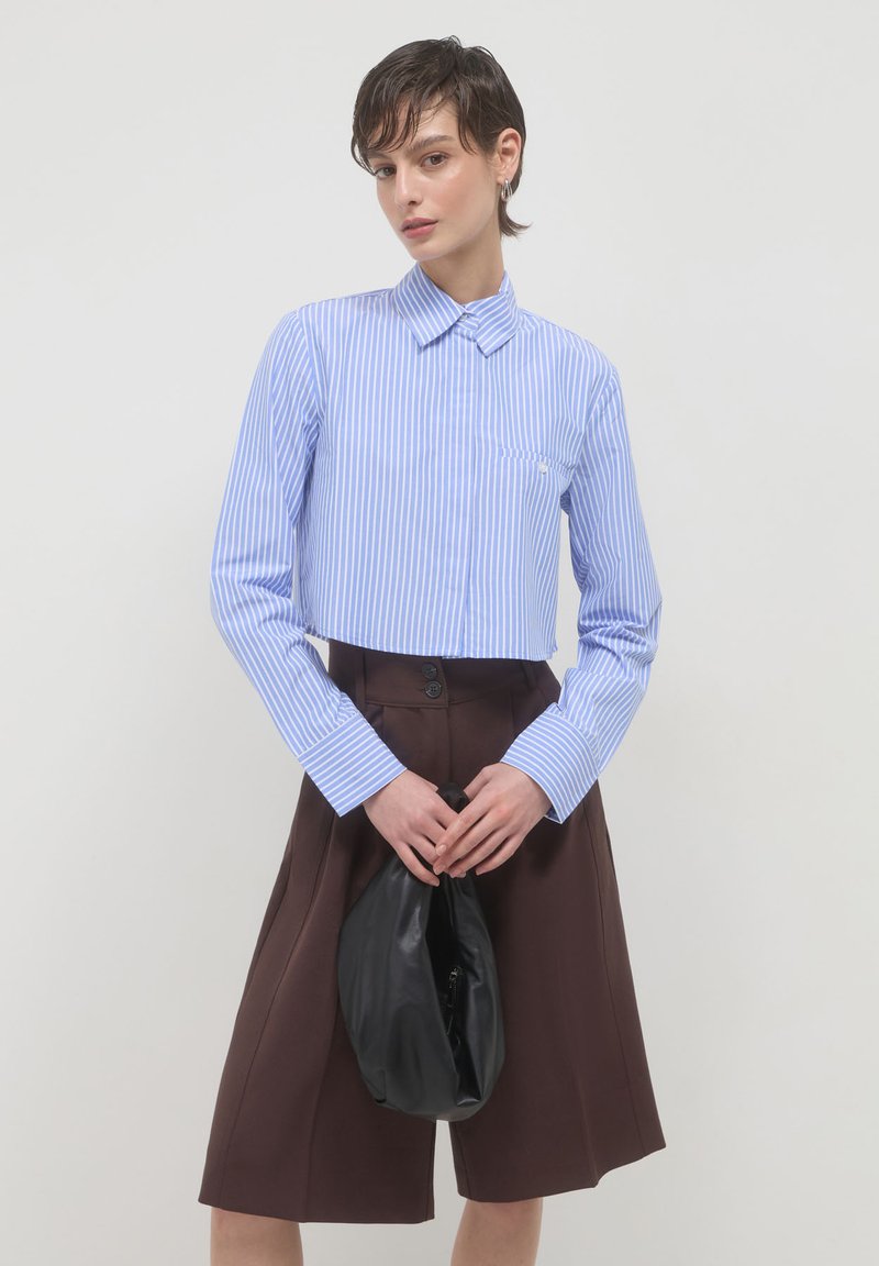 Calliope CROP A RIGHE - Camicia - var celeste