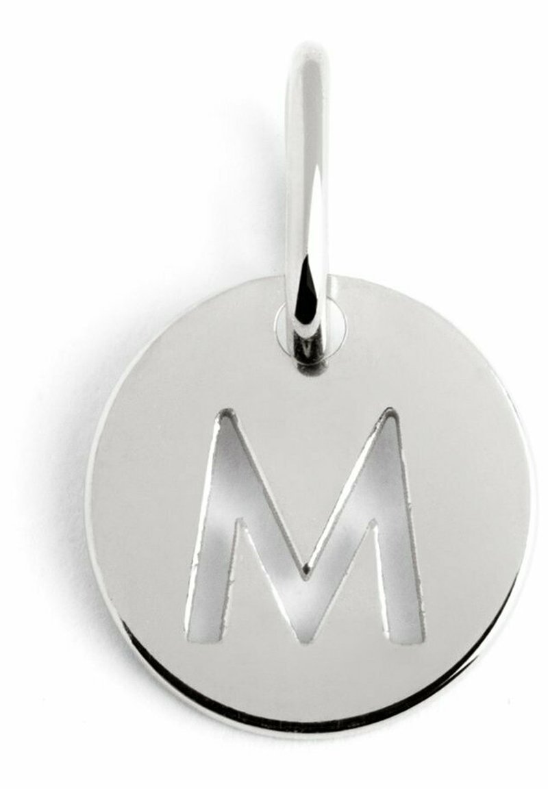 Colgante circular de plata con una letra "M" recortada. Superficie lisa con un acabado pulido y un lazo en la parte superior para su sujeción.