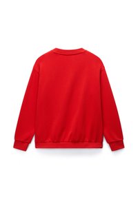 Κόκκινο φούτερ με μακριά μανίκια, ριμπ μανσέτες και τελείωμα. Ομαλή υφή, άνετη εφαρμογή και απλός στρογγυλός λαιμός.