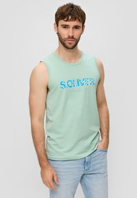 Hellgrünes ärmelloses T-Shirt mit blauer Aufschrift "S.OLIVER" auf der Vorderseite, aus Baumwolle gefertigt, mit rundem Ausschnitt und lässigem Schnitt.