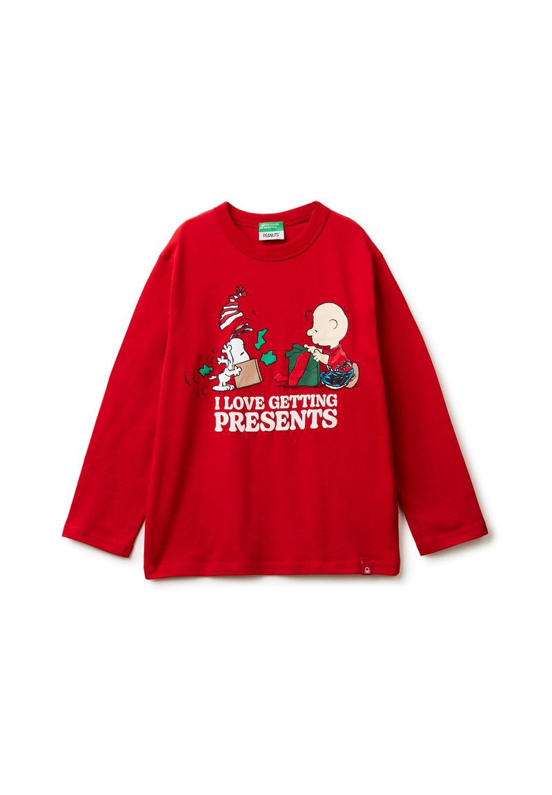 Camiseta roja de manga larga con un gráfico de personajes de dibujos animados y el texto "ME ENCANTA RECIBIR REGALOS" en blanco. Hecha de algodón.