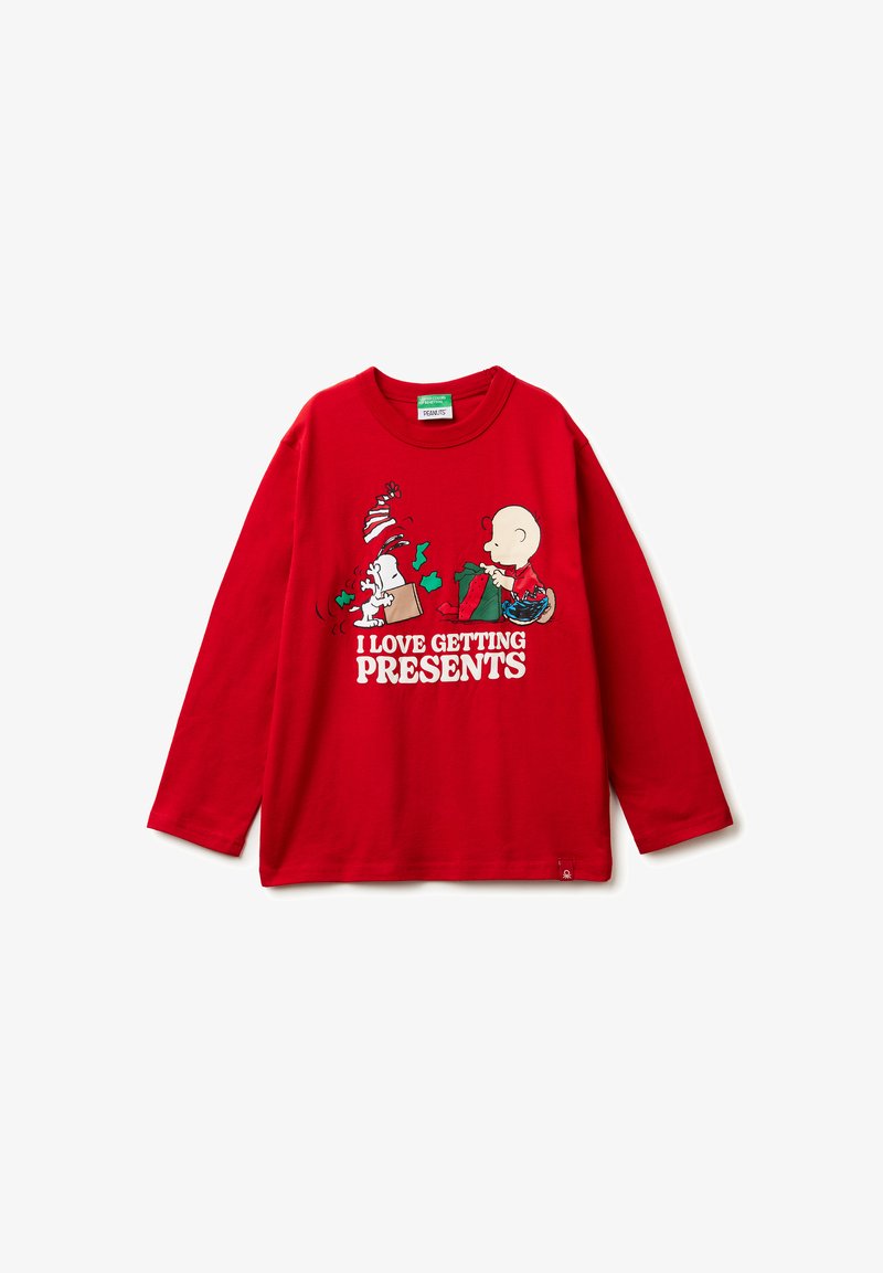 Camiseta roja de manga larga con un gráfico de personajes de dibujos animados y el texto "ME ENCANTA RECIBIR REGALOS" en blanco. Hecha de algodón.