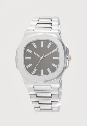 Orologio da polso in metallo argento con quadrante nero, indici bianchi, tre lancette e cinturino a maglie.