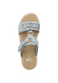 Sandales bleu clair avec une tige en faux daim, accents métalliques ronds ornés de strass et une semelle intérieure rembourrée. Semelle en caoutchouc, design ouvert à l'avant.