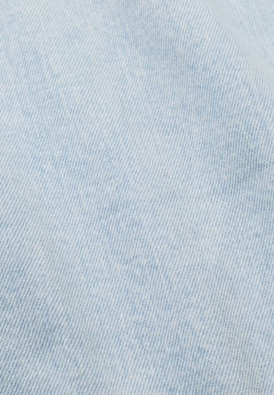 Heledsinine denimpind, millel on peen twill kudumine, pehme tekstuur ja kerge värvi erinevus. Erakordseid mustreid või metallosi pole.