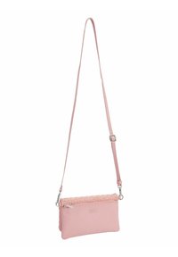 Borsa a tracolla rosa realizzata in pelle liscia, con parte superiore intrecciata, hardware argentato e tracolla removibile per una lunghezza regolabile.