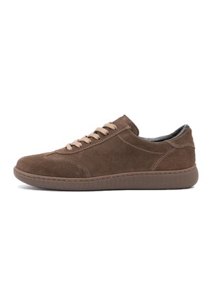 Brauner Veloursleder-Casual-Schnürschuh mit abgesteppten Details und Gummisohle, in Seitenansicht links vor weißem Hintergrund dargestellt.