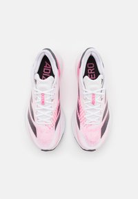 Scarpe da corsa leggere con tomaia in rete bianca traspirante, dettagli rosa e neri, lacci piatti e suola imbottita.