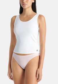 Witte geribbelde tanktop met een ronde halslijn, gecombineerd met lichtroze naadloze bikini briefs met een subtiele logo op de tailleband.
