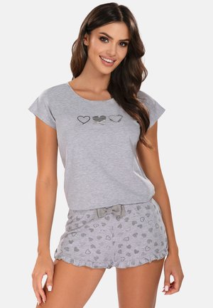 Conjunto de pijama de algodón gris que incluye una camiseta de manga corta con estampado de corazones y pantalones cortos grises decorados con patrones de corazones y un lazo en la cinturilla.