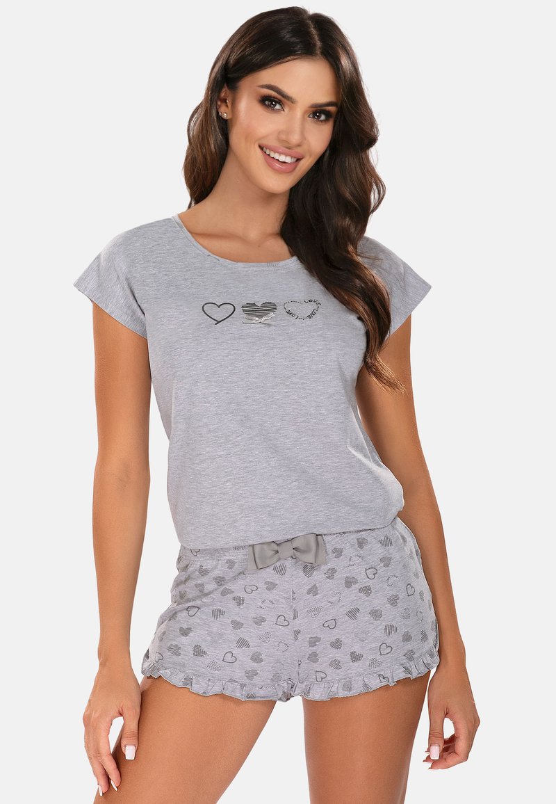 Grijze katoenen pyjama set met een kortemouwen top met hartjesprints en grijze shorts versierd met hartenpatronen en een strik op de tailleband.