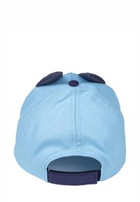 Jasnoniebieska czapka z granatowym daszkiem i regulowanym paskiem z tyłu. Posiada dwa granatowe akcenty na wierzchu oraz gładką fakturę materiału.