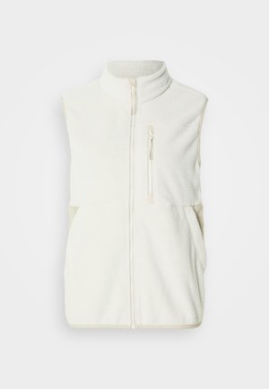 Chaleco de forro polar blanco con cuello alto, cremallera completa en la parte delantera y dos bolsillos frontales. Tejido texturizado con detalles en beige claro contrastantes.