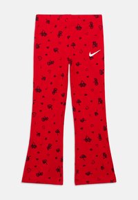 Κόκκινο παιδικό παντελόνι με μαύρα μοτίβα κερασιών και καρδιών, με λευκό λογότυπο Nike Swoosh στο δεξί μηρό.