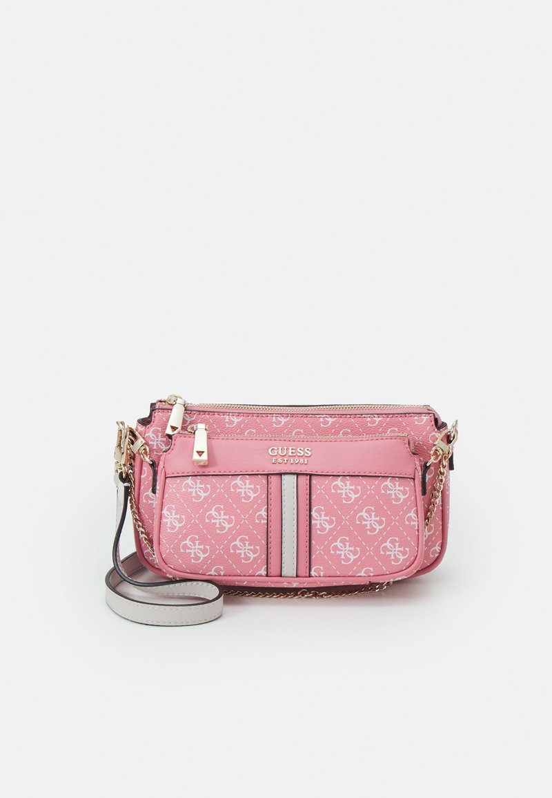 Sac à épaule rose Guess avec motif logo blanc, poche avant zippée, bandoulière chaîne dorée et accents gris et blancs.