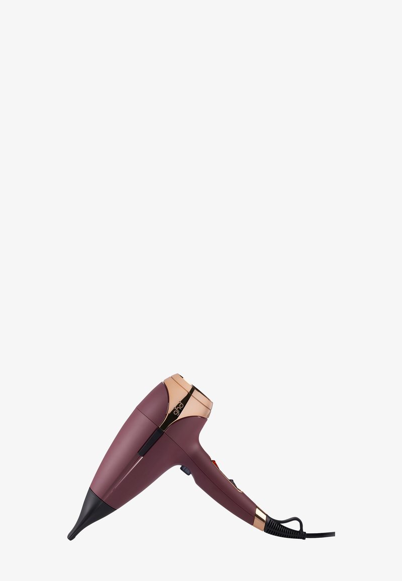 Sèche-cheveux avec un corps bordeaux mat, des accents rose doré brillant, un embout noir et un cordon d'alimentation qui s'étend depuis la poignée.