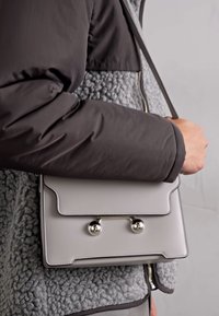 Marni SHOULDER BAG MEDIUM UNISEX - Soma ar siksnu pāri ķermenim - atmosphere