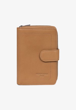 Portafoglio in pelle marrone chiaro con chiusura a zip, un gancio e dettagliamo cucito. Presenta il logo del marchio impresso nella parte inferiore. Forma rettangolare compatta.