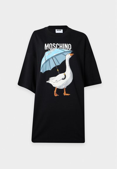 Μαύρο φόρεμα Moschino με μια λευκή χήνα που κρατάει μια μπλε ομπρέλα και το κείμενο Moschino πάνω από το σχέδιο στο μπροστινό μέρος.