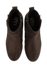 Botine din suede maro cu o textură netedă, dotate cu fermoare laterale și o buclă în spate pentru o utilizare ușoară.