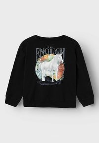 Felpa nera con una grafica di un unicorno bianco all'interno di un design circolare colorato, con il testo "SEI SUFFICIENTE" sopra di essa.