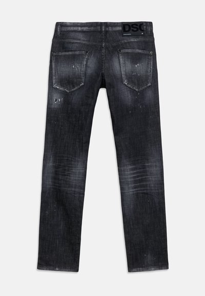 Στενά τζιν σε σκούρο γκρι χρώμα με ξεθωριασμένες, φθαρμένες λεπτομέρειες και δύο πίσω τσέπες, με μια μαύρη ετικέτα της μάρκας στη μέση.