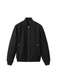 Chaqueta bomber negra hecha de material de forro polar. Presenta un cierre frontal con cremallera, dos bolsillos laterales y un cuello y puños acanalados.
