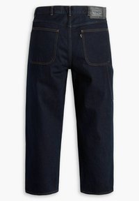 Mörkblå denimjeans med rak benpassform, med två bakfickor, orange sömnad och en lädermärke på midjan.