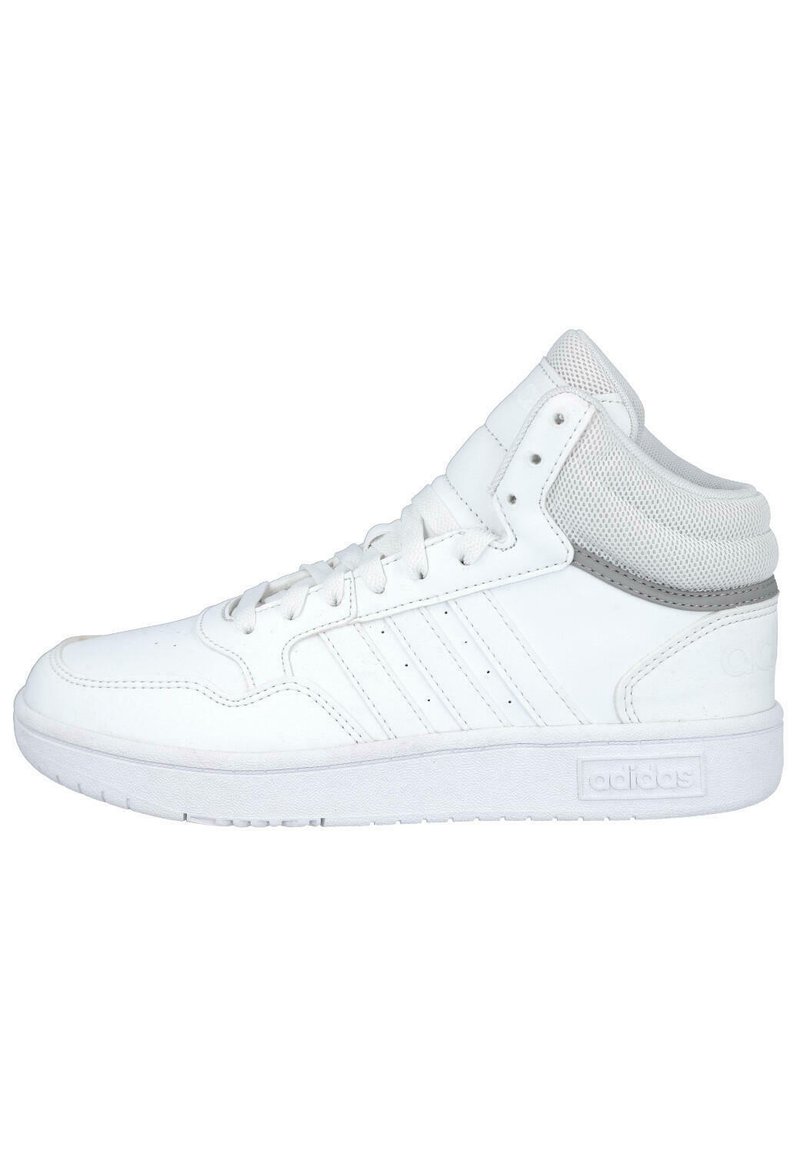 Sneaker bianco alta in pelle con cavigliera in rete testurizzata, caratterizzata da tre strisce, suola in gomma e dettagli argentati.