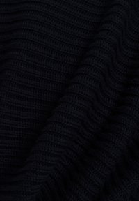 Dunkelblauer Strickstoff mit gerippter Textur, der horizontale Linien aufweist und ein weiches, dickes Erscheinungsbild hat.