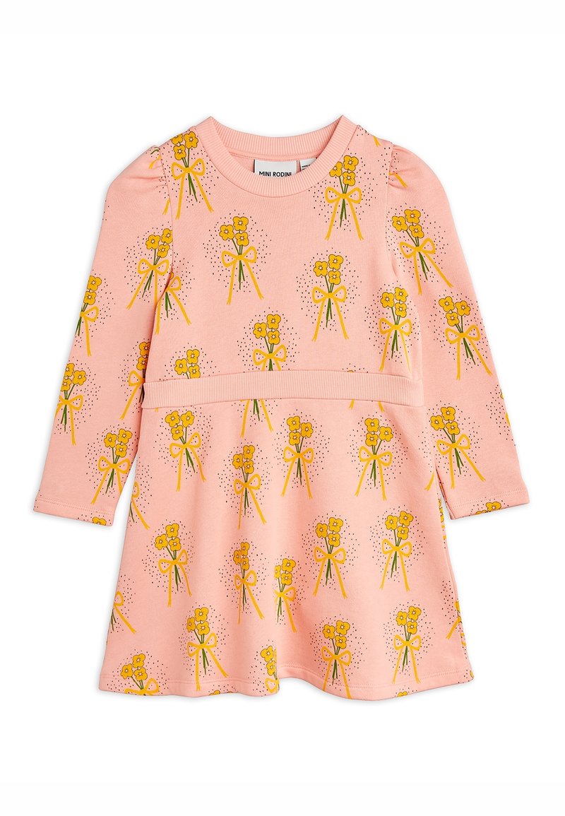 Robe pour enfants à manches longues rose avec des bouquets de fleurs jaunes noués de rubans imprimés partout, présentant une taille froncée et un col rond.