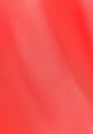 Close-up van glad, dicht geweven rode stof met fijne diagonale ribstructuur en subtiele lichtreflectie.