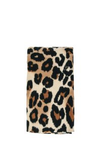 Plaid in pelliccia a macchie di leopardo con base beige, macchie marrone scuro e nere, texture morbida e bordi puliti senza hardware visibile.