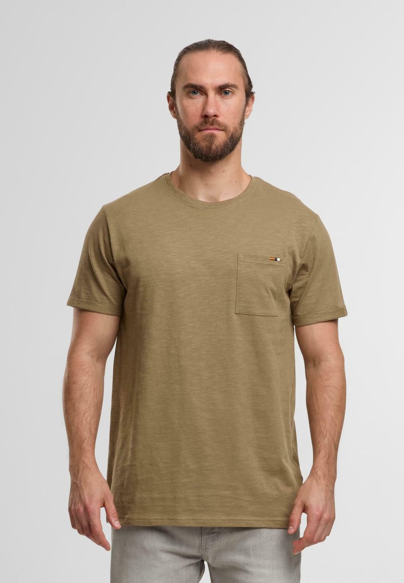 Khaki kortärmad t-shirt gjord av mjukt tyg. Har en bröstficka med en färgad detalj. Rundad halsringning och avslappad passform.