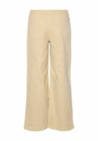 Pantalons larges beige en coton, avec deux poches arrière, des coutures piquées et une taille non élastique. Texture lisse.