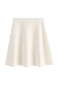 En knælang, udhulet nederdel i et blødt off-white stof. Har en glat tekstur med et simpelt taljebånd og ingen lommer eller udsmykninger.