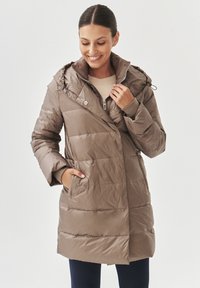 Beklede bruine jas met een capuchon, voorzien van een ritsluiting, zijzakken en een gewatteerd ontwerp. Slank model met een zachte textuur.