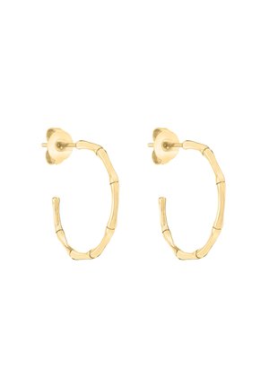 Gouden hoepel oorbellen met een bamboe-geïnspireerd ontwerp, voorzien van een gestructureerde afwerking en post-back sluitingen voor een veilige draagervaring.