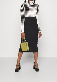 Pieces Petite Stickad tröja - black