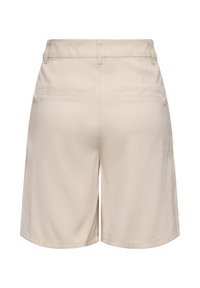 Short beige taille haute avec passants pour ceinture, poches arrière passepoilées et coupe droite, vu de dos sur fond blanc.